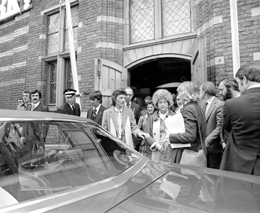 880626 Afbeelding van het vertrek van Joan Mondale (midden, echtgenote van de Amerikaanse vicepresident Walter Mondale) ...